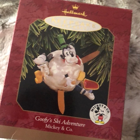 Hallmark Keepsake Ornament - Mickey & Co - Picture 1 of 3